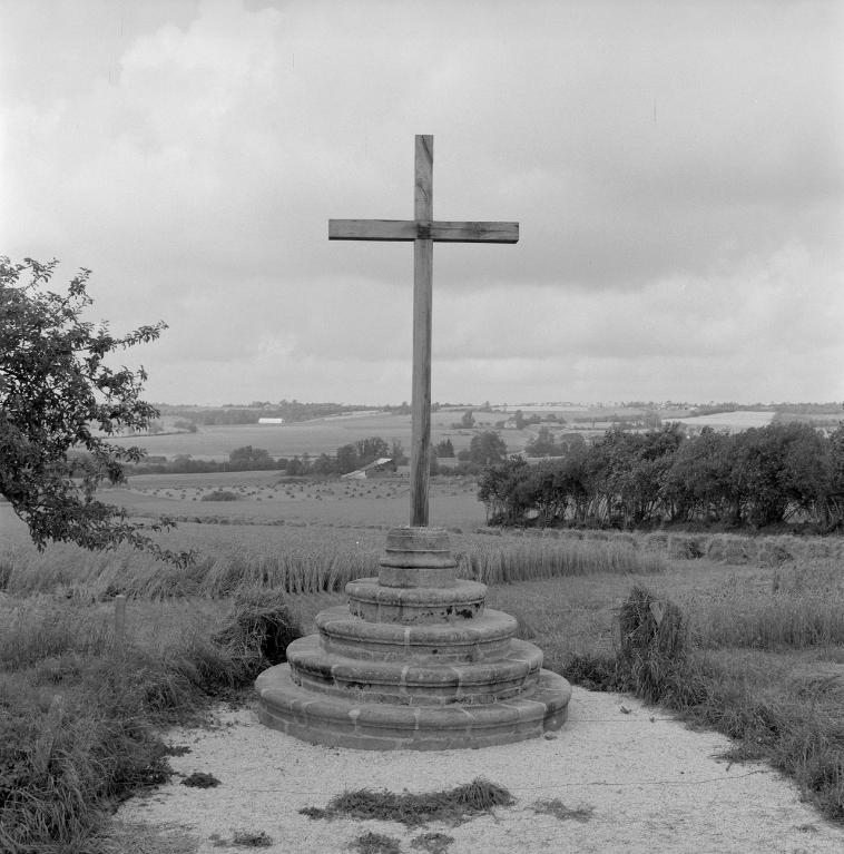 Croix monumentale, rue du Menhir (Cast)