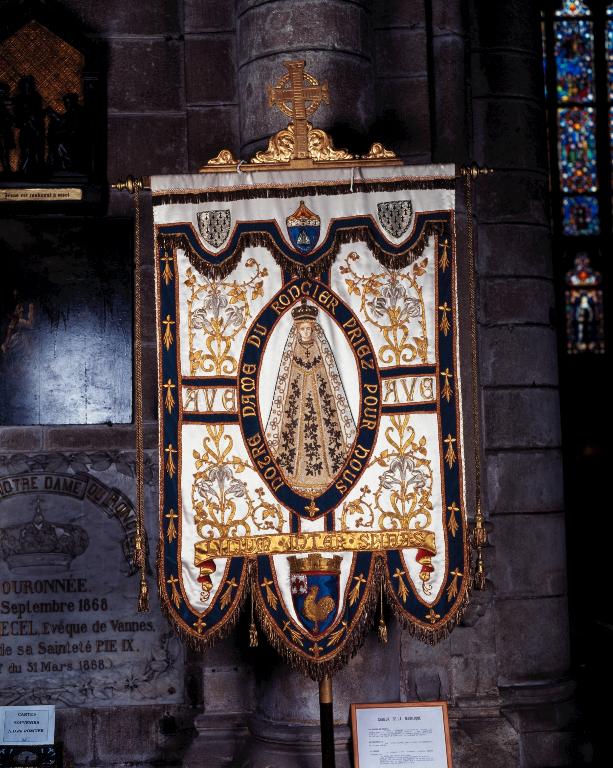 Bannière de procession : Notre-Dame du Roncier, basilique Notre-Dame-du-Roncier (Josselin)