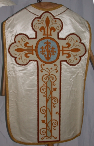 Ornement blanc 2 : chasuble, bourse de corporal, étole, voile de calice