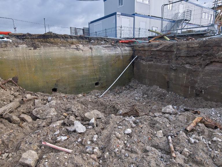 Vue depuis le nord-ouest : deux bunkers sont construits l'un contre l'autre (couverture photographique du 22 janvier 2026). A gauche, le bunker-abri situé sous la chaussée Éric Tabarly ; à droite, le bunker de type L 407a