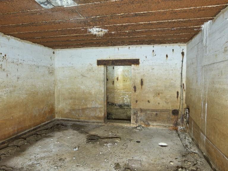 Vue du magasin à munitions ouest. Sur le mur du fond à droite, câblage électrique pour l'alimentation des plafonniers