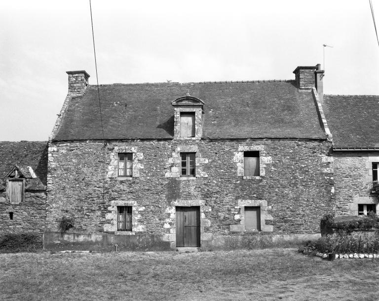 Maison, place de l'Eglise (Guégon)