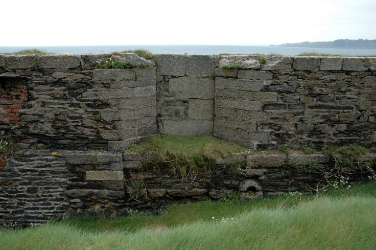 Vue de détail du parapet : embrasure bouchée (état en 2006). Cette embrasure témoigne de l'évolution de l'armement
