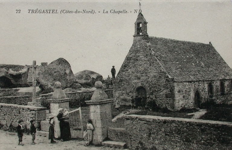 Chapelle Sainte-Anne-des-Rochers, place Sainte-Anne (Trégastel)