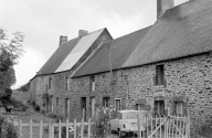 Alignement de quatre maisons, Rougent (Saint-Père-Marc-en-Poulet)