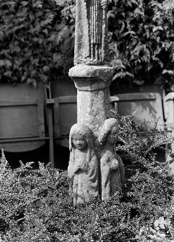 Haut-relief : Vierge, saint Jean, église paroissiale Saint-Jérôme (Cast)