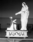 Groupe sculpté : Donation du rosaire à saint Dominique, chapelle Saint-Joseph, Crancastel (Ploërmel)