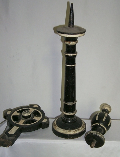 Ensemble funéraire : 12 chandeliers funéraires, éléments d'un brancard (2 croix, 4 balustres)