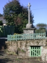 Croix de chemin et fontaine de dévotion, rue de la Douve aux Louais (La Motte)