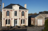 Les écoles, mairie, lavoirs et monuments aux morts sur la commune de Chelun