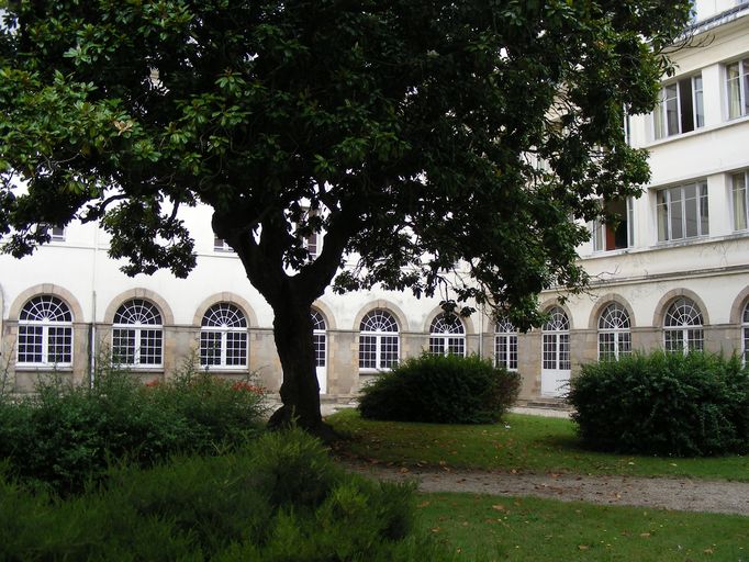 Couvent des ursulines, puis collège et lycée Saint-François-Xavier, 3 rue Thiers ; rue du Drézen ; rue de l' Unité (Vannes)
