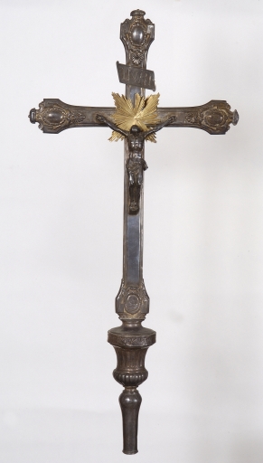 Croix de procession 1, place Ernest Lemoine (Bieuzy fusionnée en Pluméliau-Bieuzy en 2019)