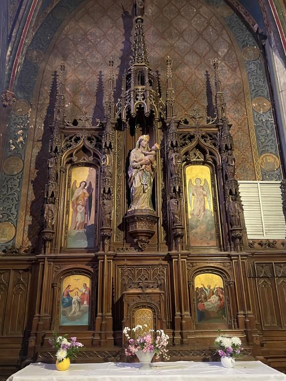 Ensemble de l'autel de la Vierge : autel, tabernacle, retable, gradin d'autel, 2 degrés d'autel, basilique Notre-Dame-de-La-Guerche (La Guerche-de-Bretagne)