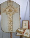 Ornement blanc 1 : chasuble, bourse du corporal, étole, manipule, voile du calice
