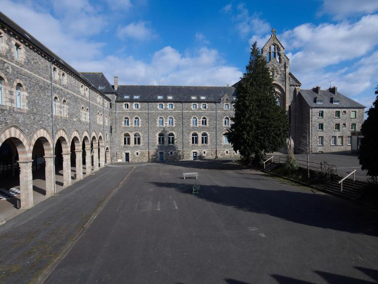 Séminaire puis petit séminaire puis collège et lycée actuellement Lycée Joseph Savina, 5 rue de la République (Tréguier)