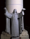 Statue : sainte Thérèse aux bras ouverts sous une pluie de roses