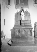 Chaire à prêcher, confessionnal (2), autels (3), retables (2), lambris de hauteur, stalle, lutrin, piédestal (maître-autel, autel secondaire), style néo-gothique, église paroissiale Saint-Gildas (Locqueltas)