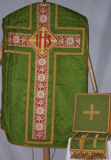Ornement vert 2 : chasuble, étole, manipule, bourse du corporal