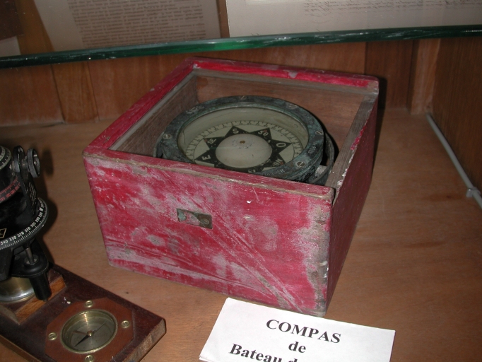 Matériel d'aide à la navigation : compas de route (Binic fusionnée en Binic-Etables-sur-Mer en 2016)