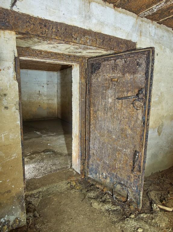 Vue de détail de la porte blindée étanche du magasin à munitions ouest