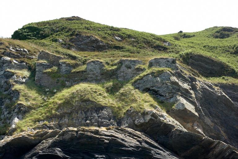 Vue depuis la mer : extrémité est (état en 2009). On distingue le parapet percé de quatre embrasures