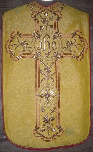 Ornement doré 1 : chasuble, étole, manipule, voile de calice et bourse de corporal