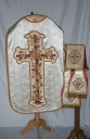 Ornement blanc 1 : chasuble, bourse de corporal, étole, manipule