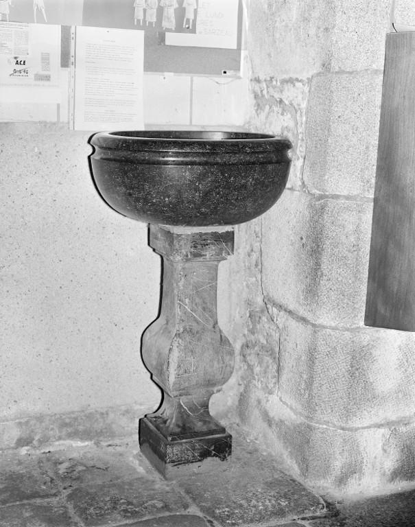 Bénitier (bénitier sur pied) (1), église paroissiale Saint-Saturnin (Sarzeau)