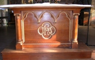 Ensemble de l'autel face aux fidèles : autel, tabernacle, gradin d'autel, 2 socles
