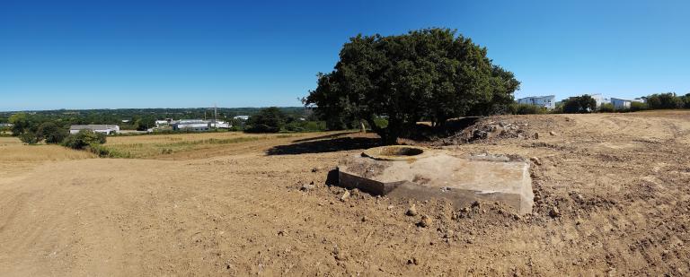 Bunker - poste d’observation et de tir dit Tobruk-Stand, Menguen (en bordure du champ), sur la crête orientée vers la route de Guilers (à l'ouest de l'actuelle rue de Kerléo) (Brest)