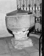 Fonts baptismaux, abbaye de bénédictins Saint-Gildas, de bénédictins de la congrégation de Saint-Maur, de soeurs de la charité de Saint-Louis (Saint-Gildas-de-Rhuys)