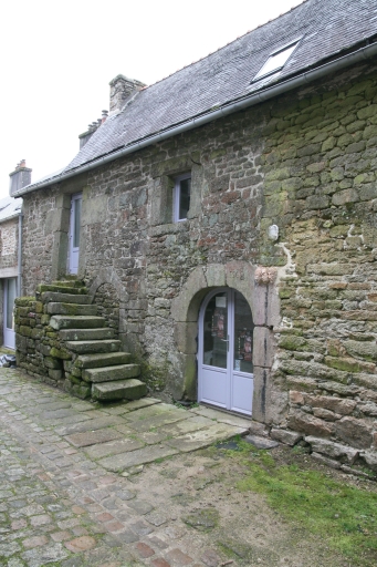Ancienne maison de prêtre (?), ancienne maison de marchand, 25, bis place Aristide Briand (Huelgoat)