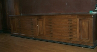 Meubles de sacristie : chasublier, 4 armoires de sacristie