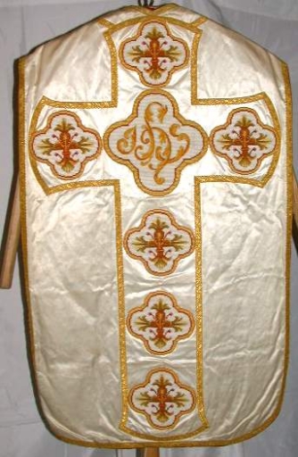 Ornement blanc 2 : chasuble, étole, manipule, voile de calice
