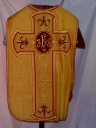 Ornement doré 1 : chasuble, bourse de corporal, étole, manipule, voile de calice