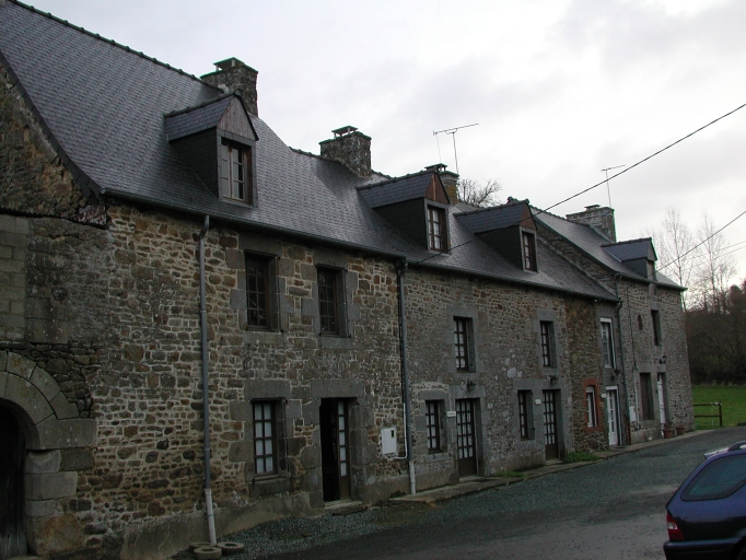Alignement de maisons, les Champs Rouault (Saint-Pierre-de-Plesguen fusionnée en Mesnil-Roc'h en 2019)