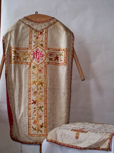 Ornement blanc 3 : chasuble, voile de calice (Campel fusionnée en Val d'Anast en 2017)