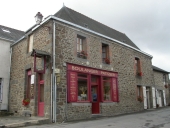 Maison à boutique, 8 place de la Mairie (Hédé fusionnée avec Bazouges-sous-Hédé pour former la commune de Hédé-Bazouges en 2009)