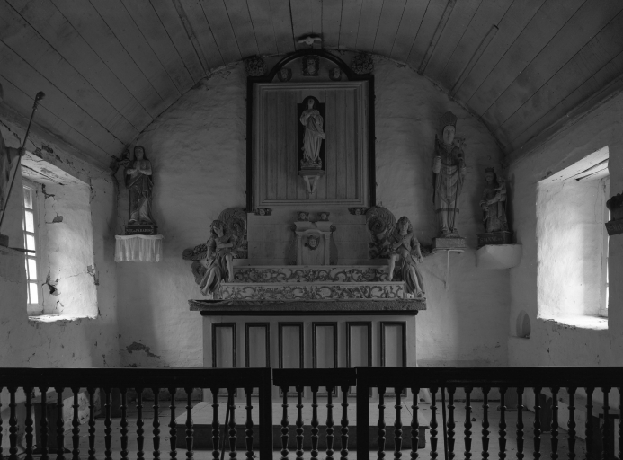 Retable et 2 statuettes d'anges, chapelle Notre-Dame du Paradis (Poullaouen)