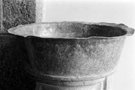 Cuvette des fonts baptismaux, église paroissiale Saint-Maudez (Duault)