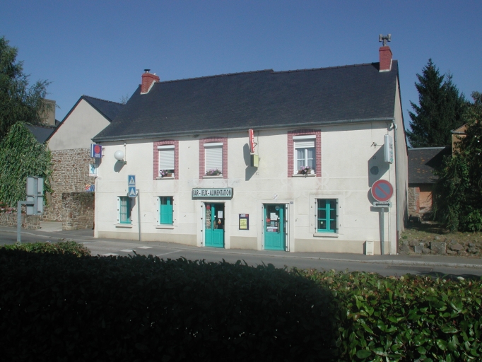 Maison à boutique, actuellement épicerie et café, 20 rue de la Liberté (Québriac)