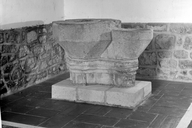 Fonts baptismaux (cuve baptismale à infusion), église paroissiale Saint-Claude (Rostrenen)