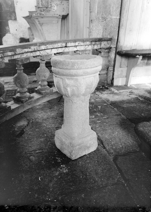 Bénitier, église paroissiale Saint-Blaise (Bulat-Pestivien)