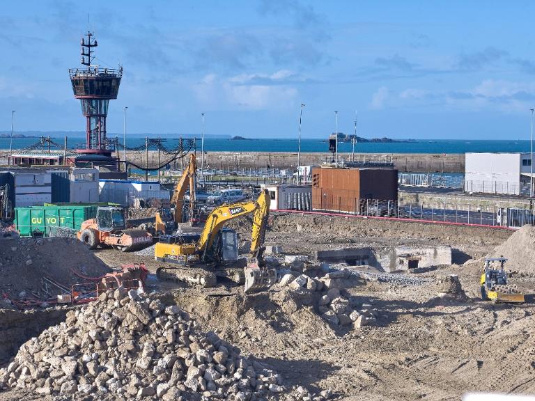 Vue de situation depuis le sud-est (couverture photographique du 22 janvier 2026). En arrière-plan, la vigie de la capitainerie du port de Saint-Malo (à gauche) et le transformateur électrique (au centre)