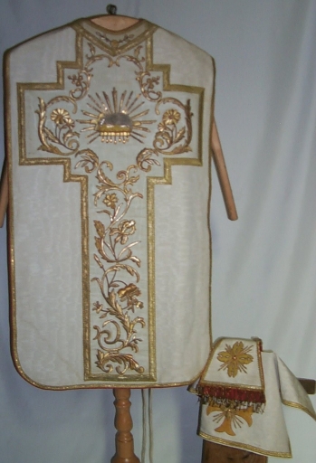Ornement blanc 6 : chasuble, manipule, voile de calice
