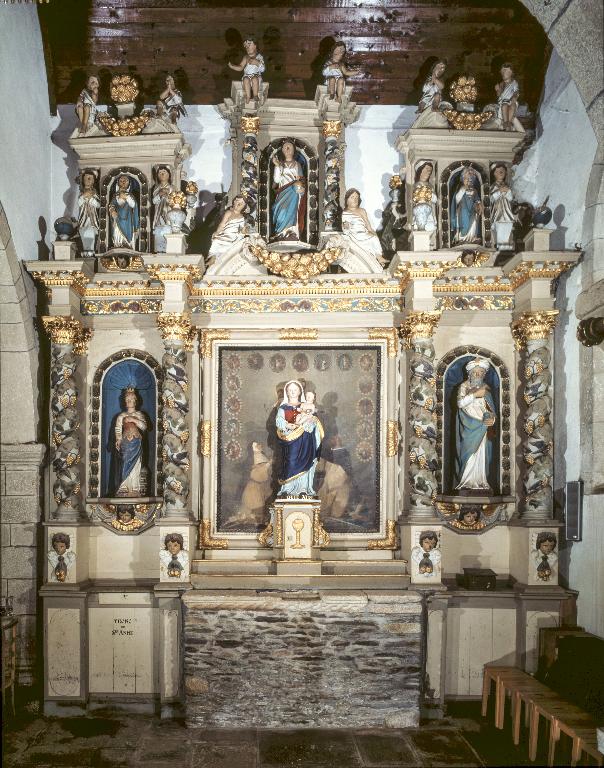 Ensemble de l'autel secondaire sud : autel, retable, tabernacle, 2 gradins d'autel, église Saint-Pierre (Lanouée fusionnée en Forges de Lanouée en 2019)