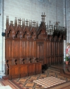 Mobilier du choeur : 2 x 4 stalles, lambris de demi-couvrement, 2 bancs de choeur