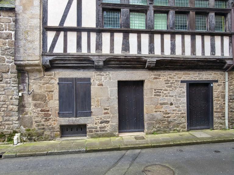 Ancien hôtel Poulain, actuellement office de tourisme, 6 place 1830, 13 rue au Lait (Quintin)