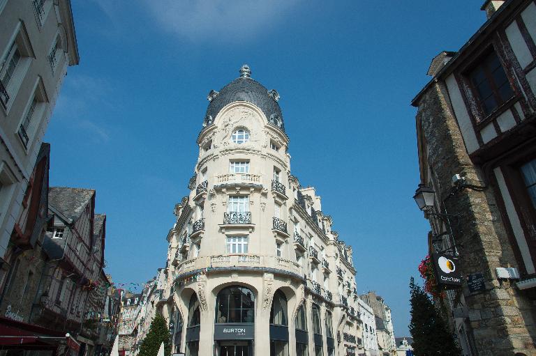 Edifice commercial dit Au Progrès puis magasin Saint-Remy, actuellement magasin Burton, 1, 1bis rue Billault ; rue Emile Burgault (Vannes)