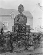 Croix monumentale, place de l' Eglise (Saint-Avé)